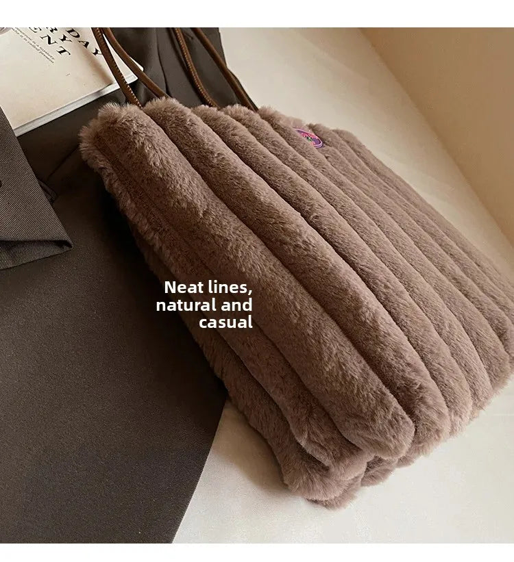 Tote bag a righe in peluche – borsa capiente e soffice per inverno 2025