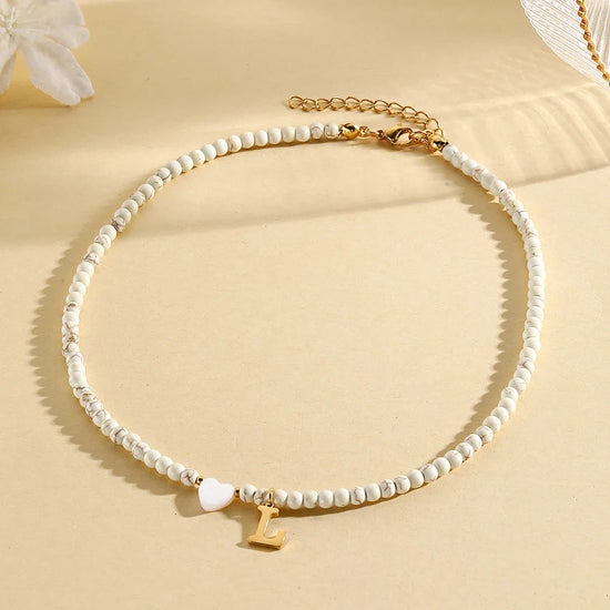 Choker boho con perline, cuore in conchiglia e iniziale in acciaio – collana personalizzata stile 2025