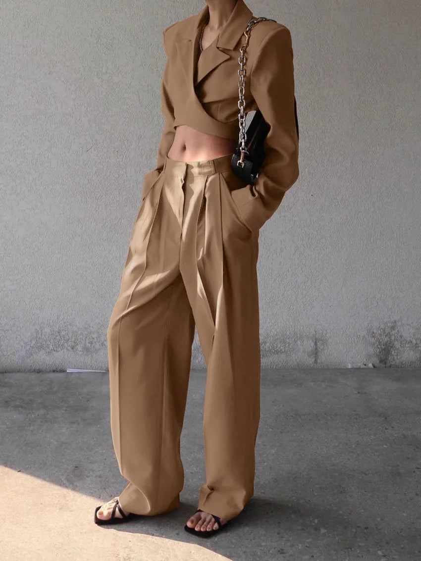 Set tailleur donna 2025: blazer cropped e pantaloni palazzo – eleganza professionale con un tocco moderno