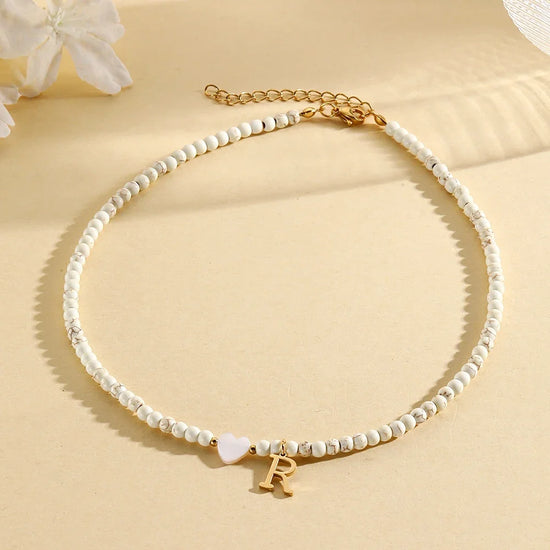 Choker boho con perline, cuore in conchiglia e iniziale in acciaio – collana personalizzata stile 2025
