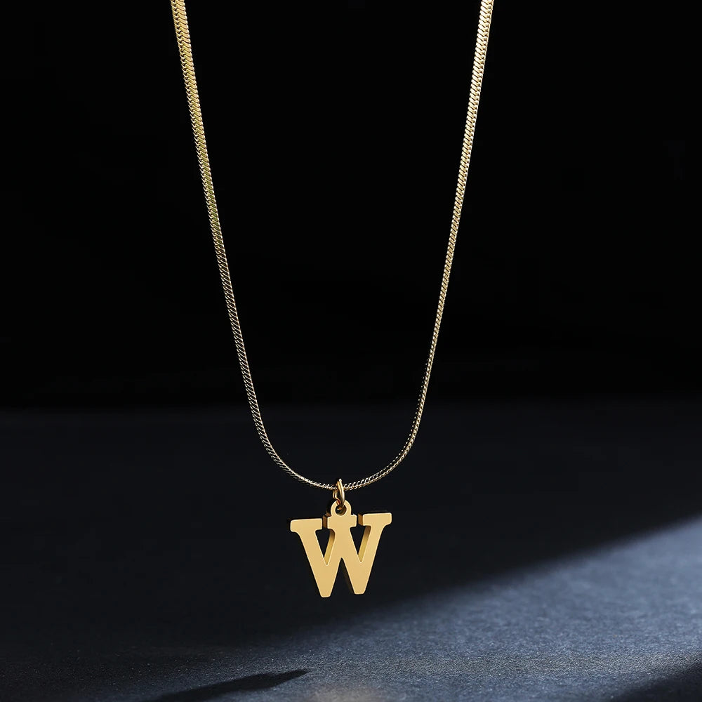 Collana iniziale A–Z in acciaio placcato oro con snake chain – pendente minimal su collare clavicolare