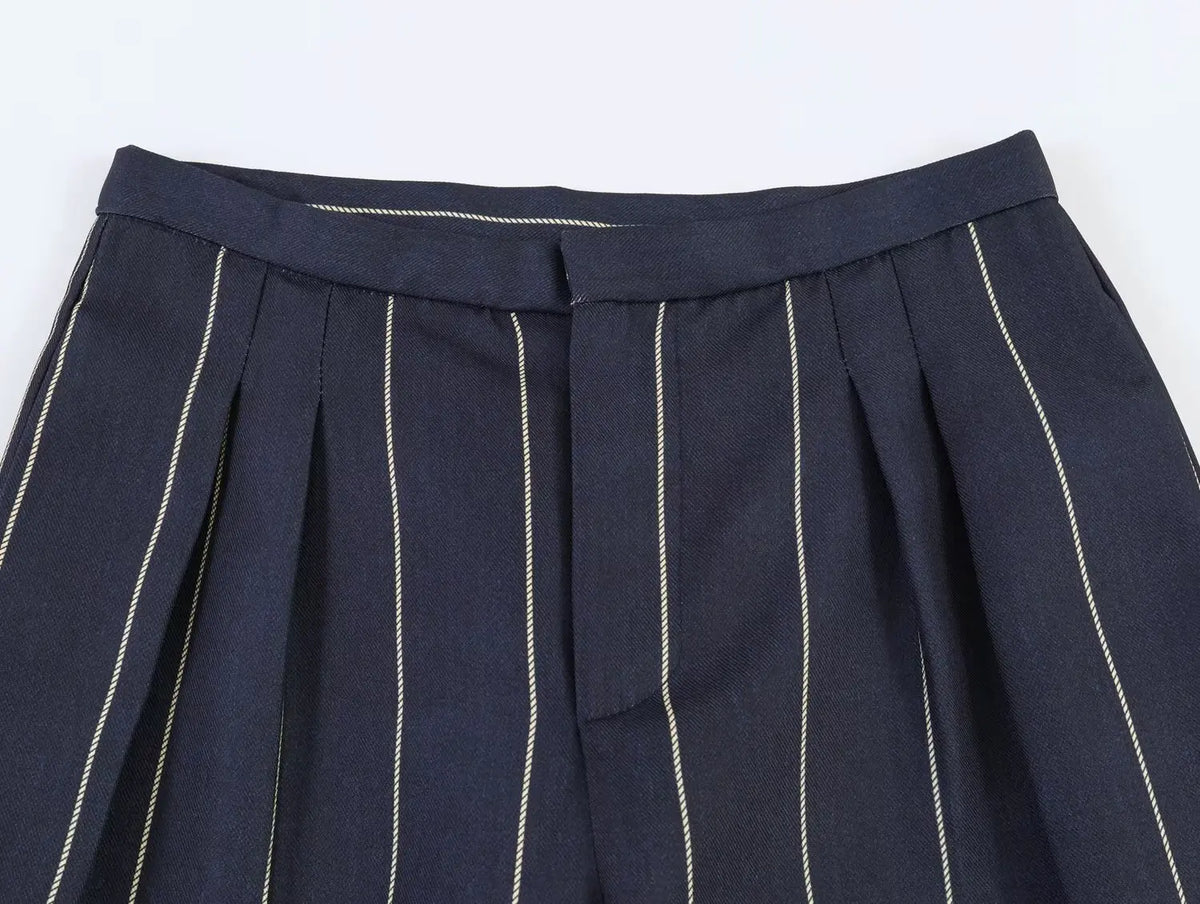 Completo donna a righe con giacca corta e pantaloni dritti