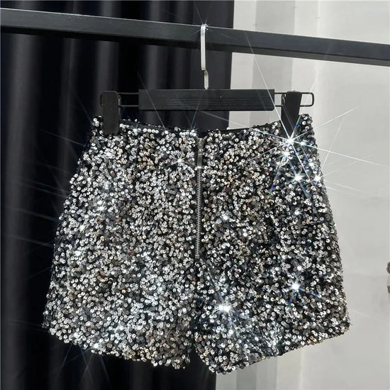 Shorts da donna “Spice Girls” con strass, zip frontale e dettagli suède – look glam estivo 2025