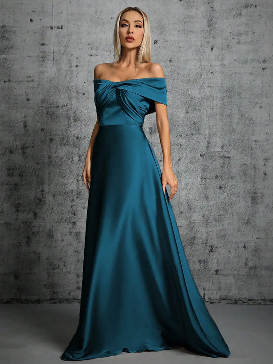 Abito Elegante Lungo in Satin con Plissé – Scollo Irregolare e Look da Cerimonia