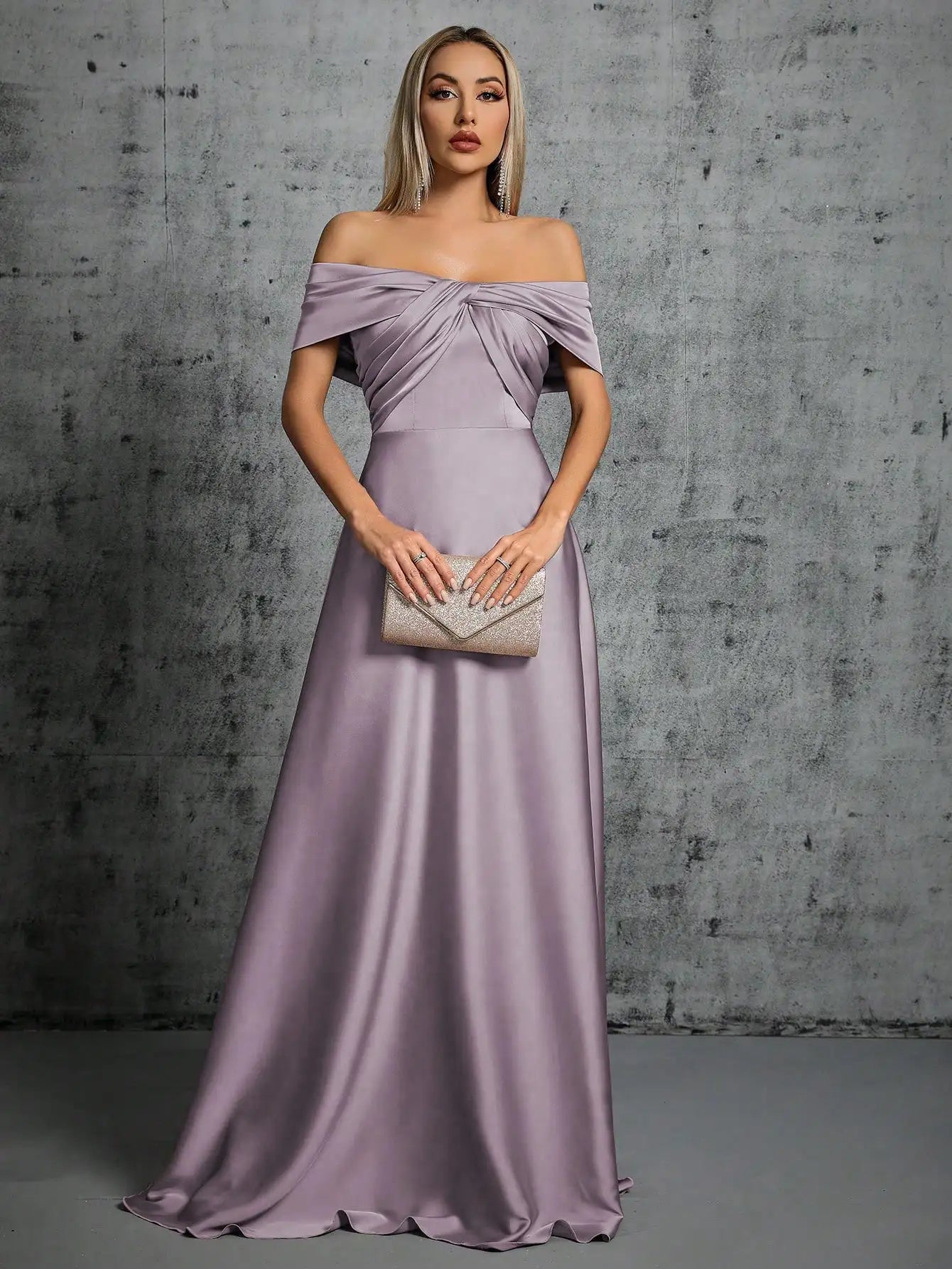 Abito Elegante Lungo in Satin con Plissé – Scollo Irregolare e Look da Cerimonia