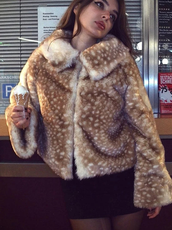 Giacca corta in pelliccia sintetica con stampa leopardata e colletto a revers – giacca donna chic per l'inverno 2025