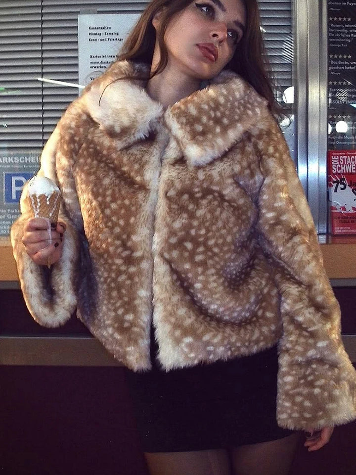 Giacca corta in pelliccia sintetica con stampa leopardata e colletto a revers – giacca donna chic per l'inverno 2025