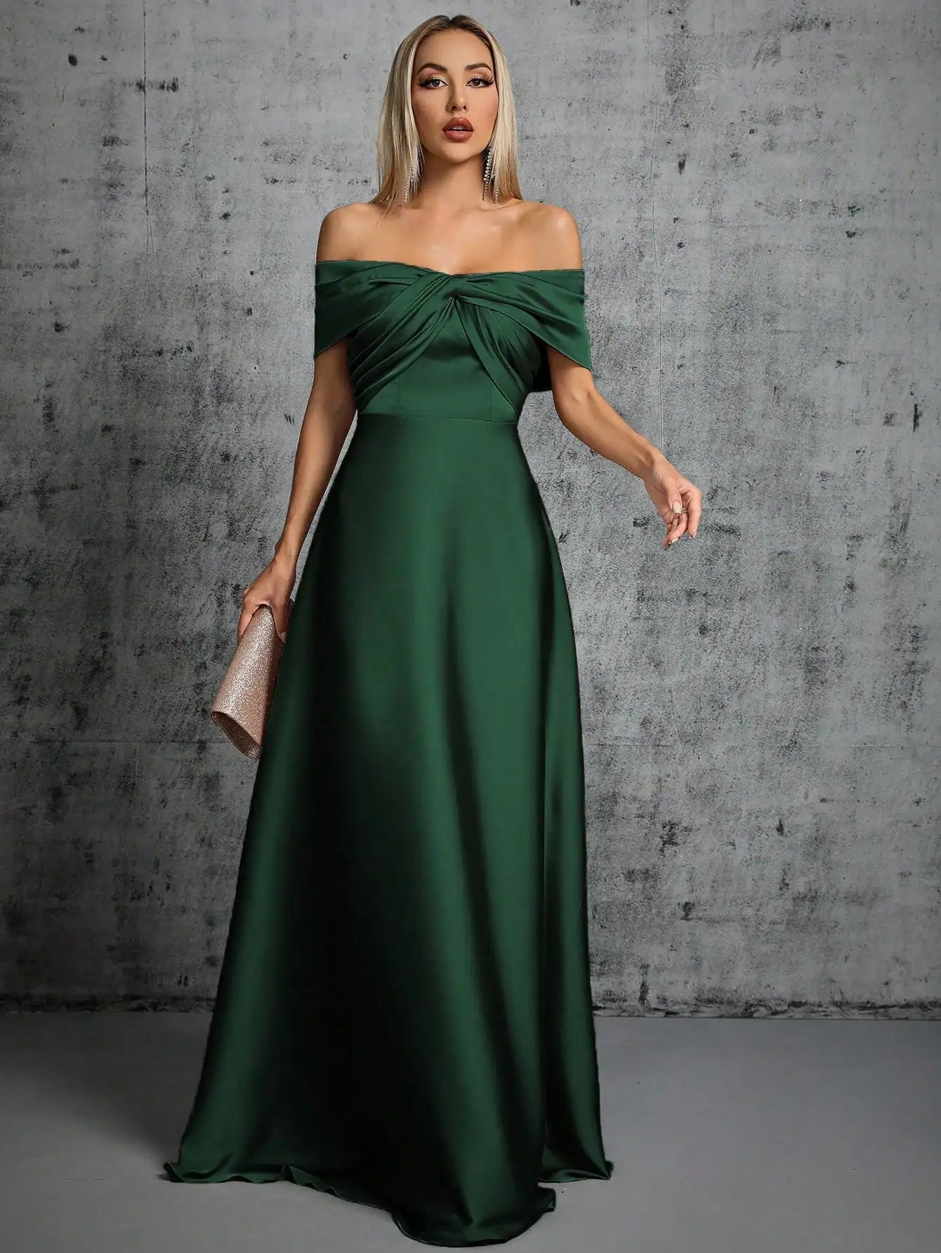 Abito Elegante Lungo in Satin con Plissé – Scollo Irregolare e Look da Cerimonia