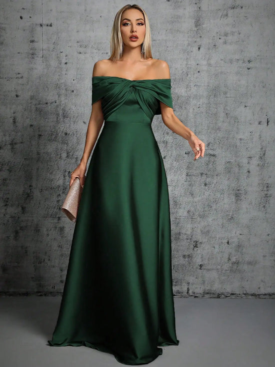 Abito Elegante Lungo in Satin con Plissé – Scollo Irregolare e Look da Cerimonia