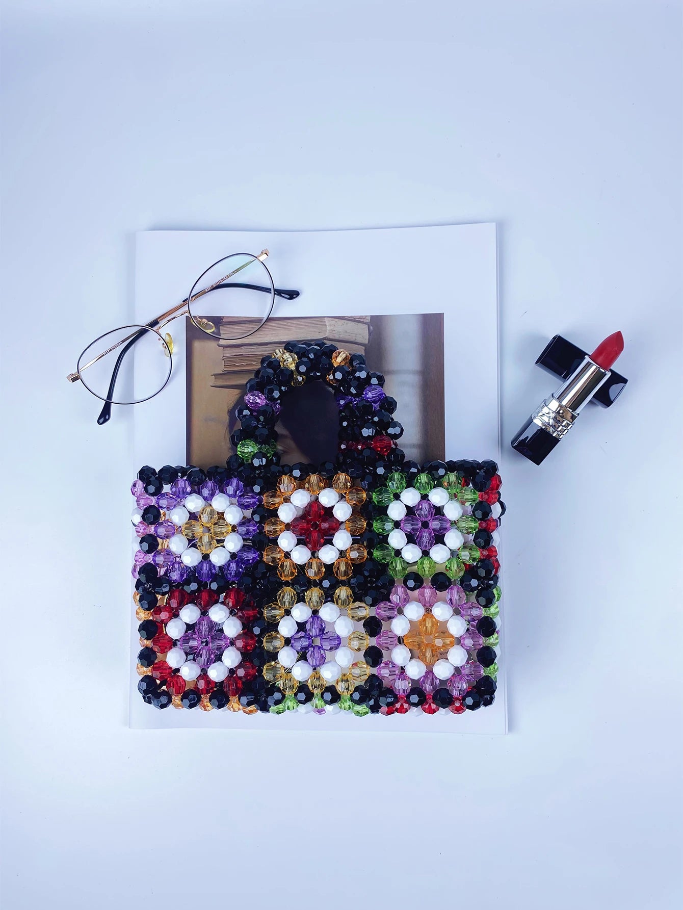 Borsa con perline colorata intrecciata donna – borsa a mano handmade stile Little Red Book elegante e trendy 2025