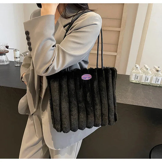 Tote bag a righe in peluche – borsa capiente e soffice per inverno 2025