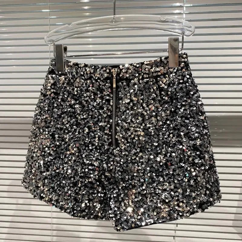 Shorts da donna “Spice Girls” con strass, zip frontale e dettagli suède – look glam estivo 2025