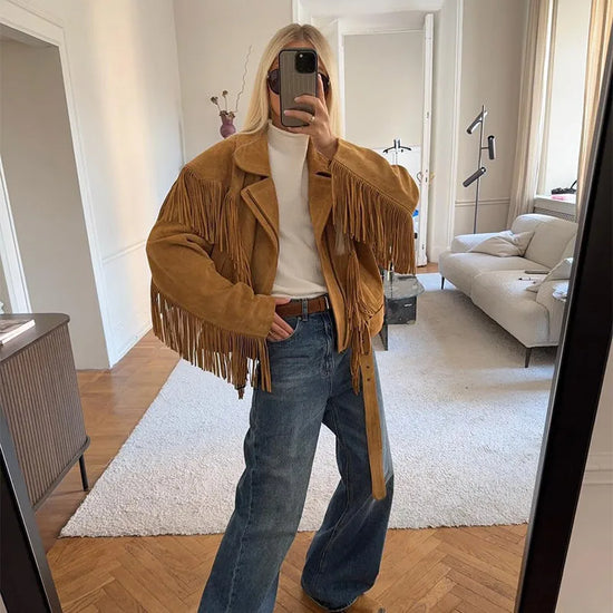 Giacca corta marrone con collo a revers e frange – stile boho retrò 2025