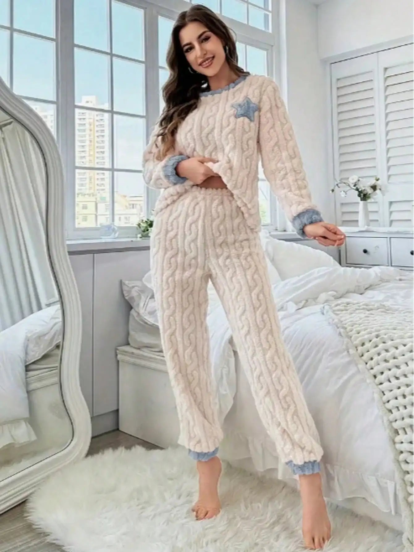 Set di pigiama da donna per l'autunno e l'inverno – pantaloni spessi e maglia a collo rotondo con stella a cinque punte ricamata