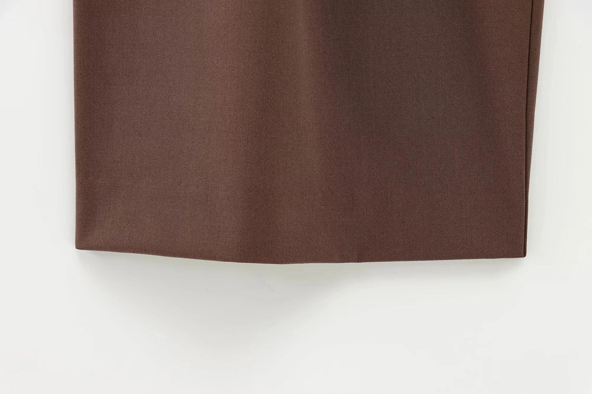 Completo donna ufficio 2025 ‒ blazer “shrug” + pantaloni lunghi dritti, stile elegante casual con cintura, perfetto