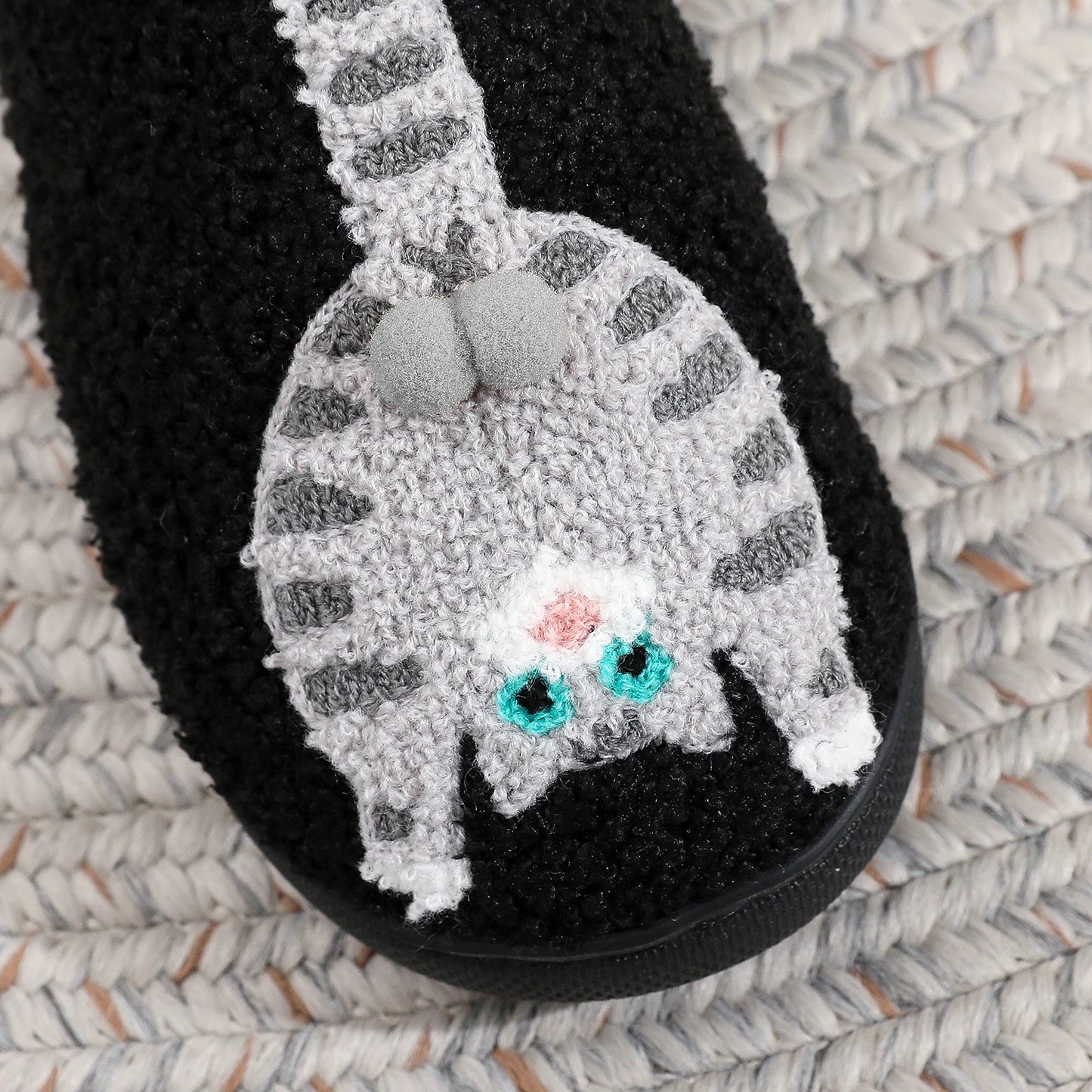 A Pair of Black Embroidered Cat-Patterned Plush Home Slippers with Thick Soles, Comfortable and Warm, Non-Slip Indoor Slippers, Personalized Gifts for Autumn and Winter, Suitable for Both Men and Women to Wear in the Bedroom