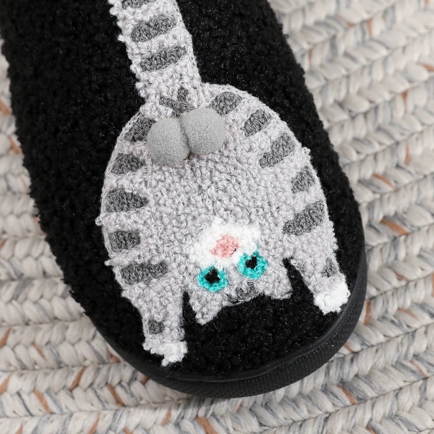 A Pair of Black Embroidered Cat-Patterned Plush Home Slippers with Thick Soles, Comfortable and Warm, Non-Slip Indoor Slippers, Personalized Gifts for Autumn and Winter, Suitable for Both Men and Women to Wear in the Bedroom