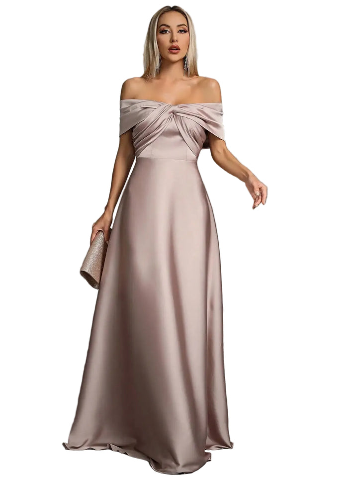 Abito Elegante Lungo in Satin con Plissé – Scollo Irregolare e Look da Cerimonia