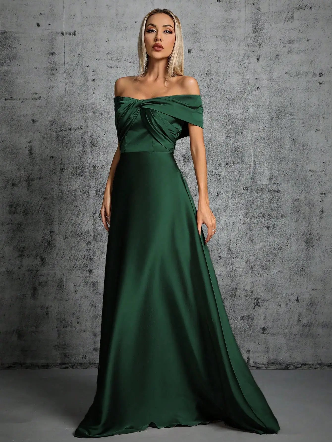 Abito Elegante Lungo in Satin con Plissé – Scollo Irregolare e Look da Cerimonia