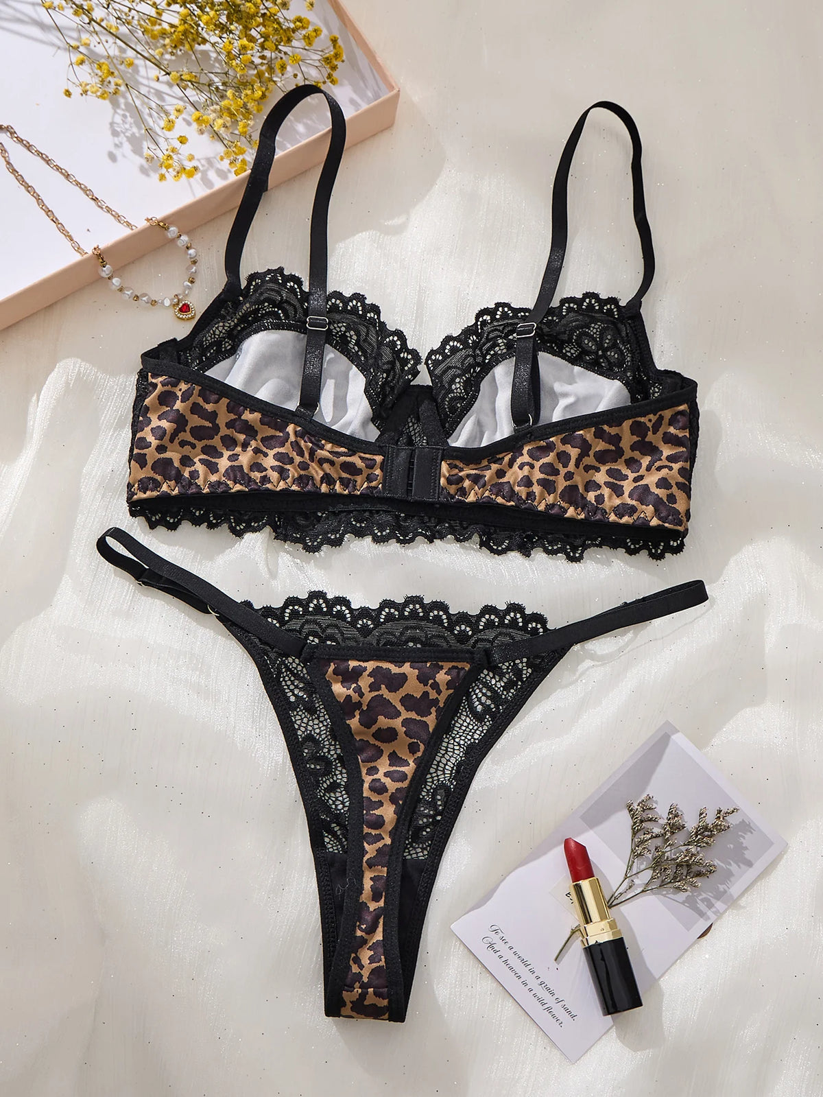 Completo intimo leopardato con reggiseno e perizoma