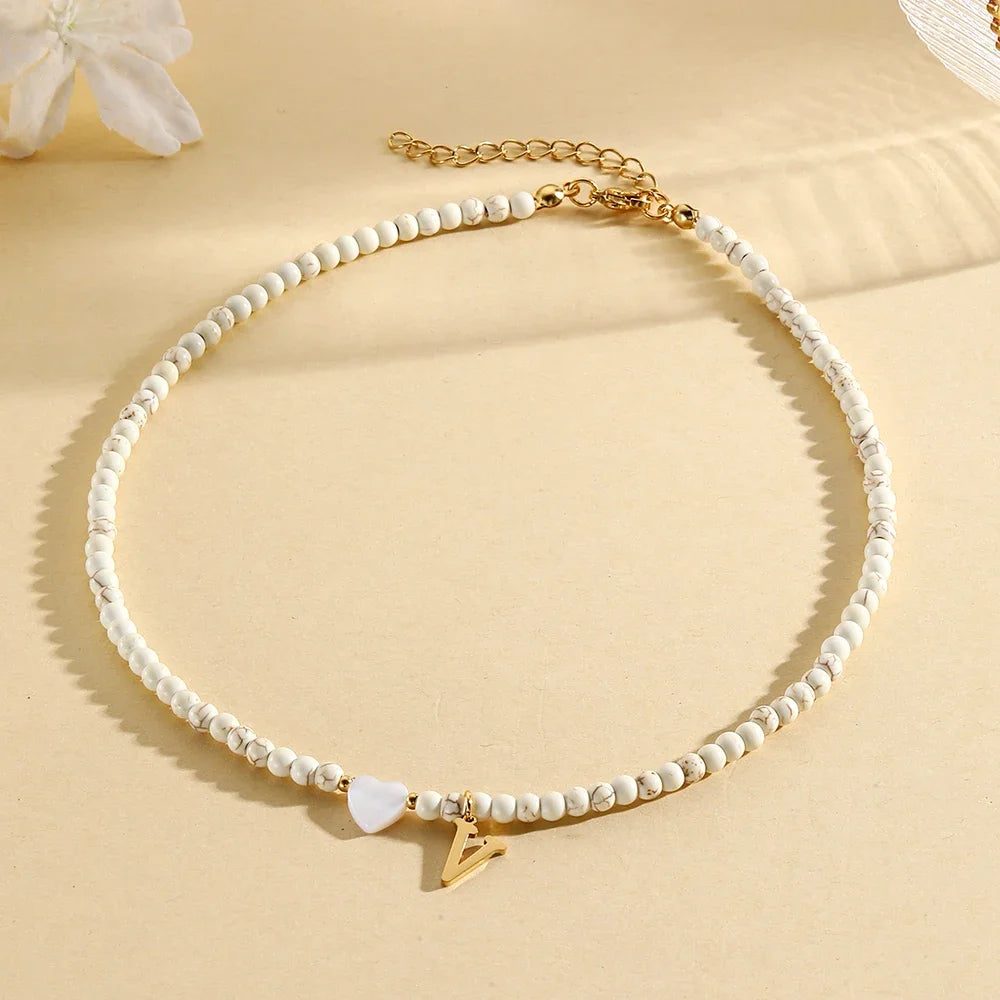 Choker boho con perline, cuore in conchiglia e iniziale in acciaio – collana personalizzata stile 2025