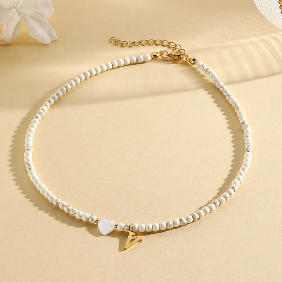Choker boho con perline, cuore in conchiglia e iniziale in acciaio – collana personalizzata stile 2025