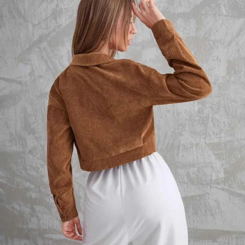 Giacca corta donna in velluto a coste 2025 – maniche a lanterna, collo a rever e chiusura a bottone, perfetta per autunno/inverno