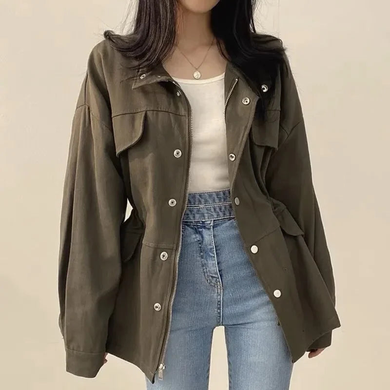 Giacca utility donna retro ‒ jacket con coulisse in vita, tasche, look chic autunno 2025