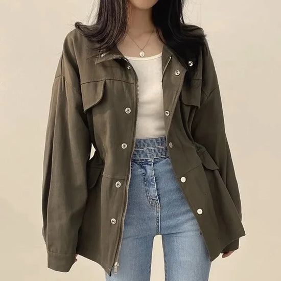 Giacca utility donna retro ‒ jacket con coulisse in vita, tasche, look chic autunno 2025