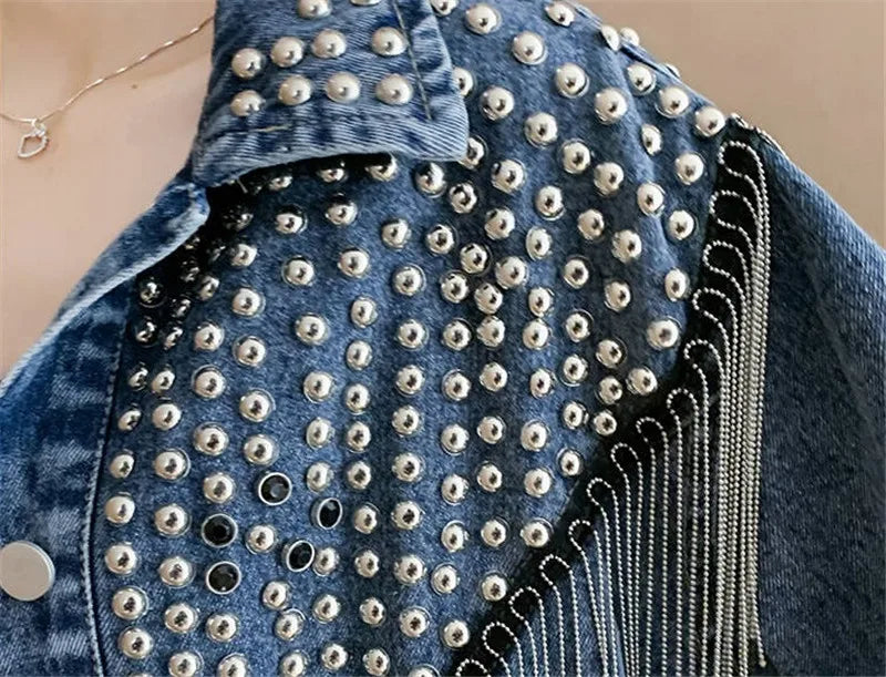 Giacca jeans con borchie, catenelle e frange donna – denim corto stile streetwear autunno/inverno 2025