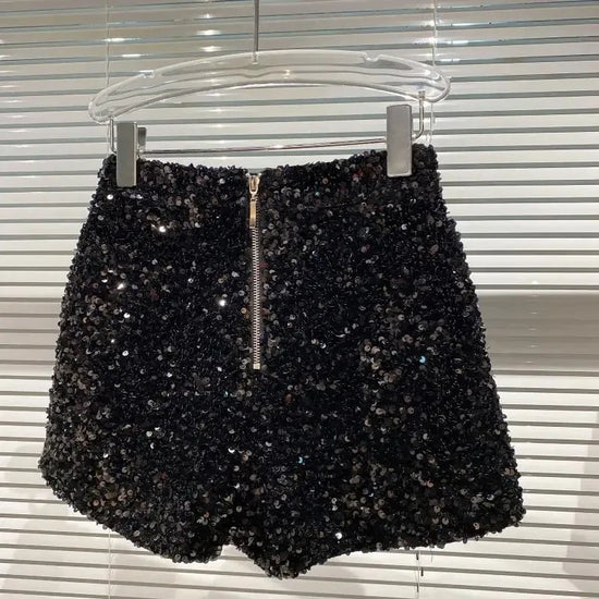 Shorts da donna “Spice Girls” con strass, zip frontale e dettagli suède – look glam estivo 2025