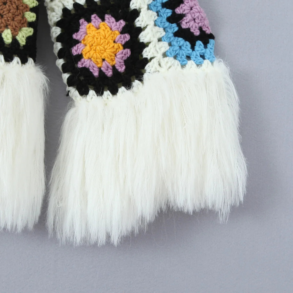 Cardigan lungo boho con frange e patchwork floreale – cardigan crochet con tasselli e texture shaggy dai colori vividi