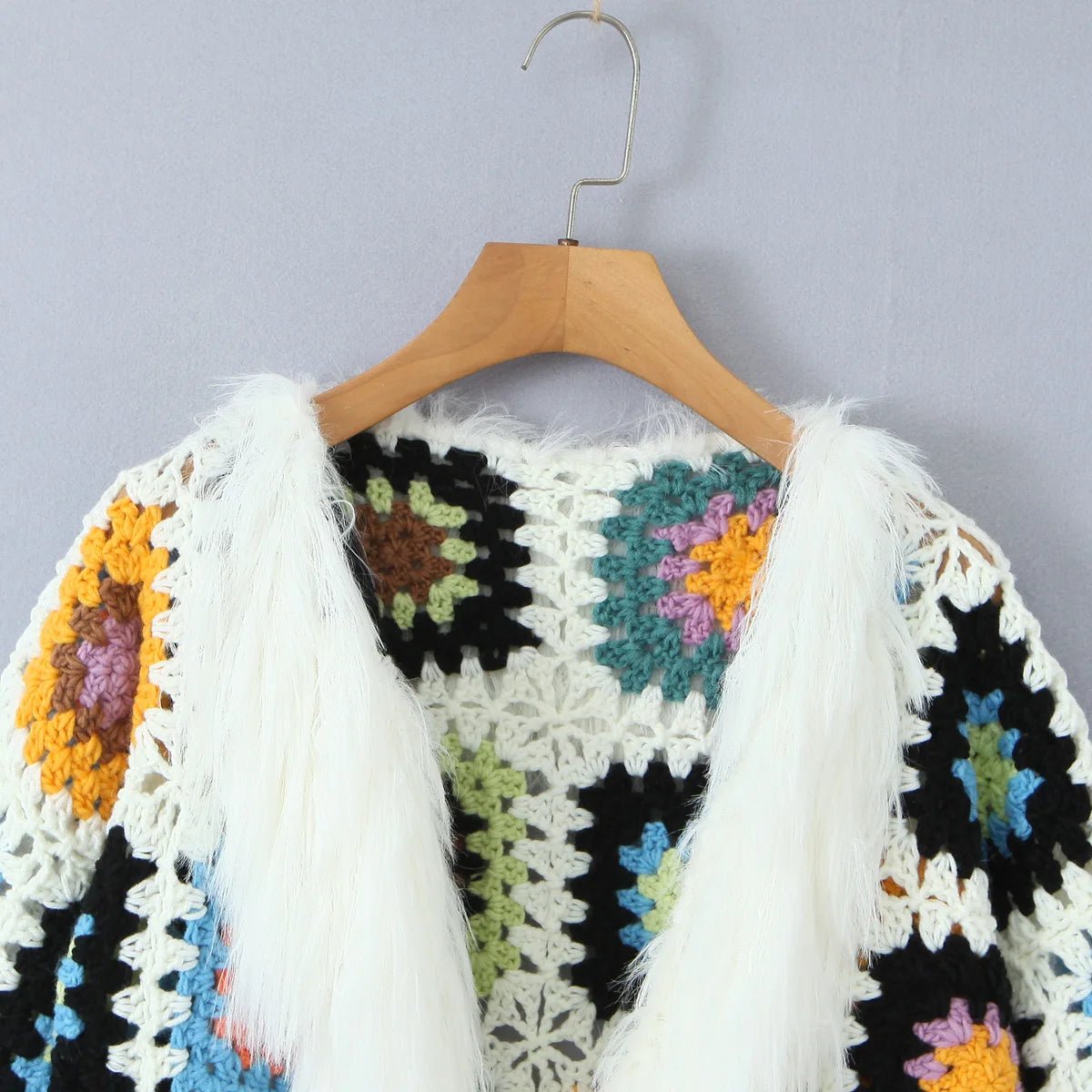 Cardigan lungo boho con frange e patchwork floreale – cardigan crochet con tasselli e texture shaggy dai colori vividi
