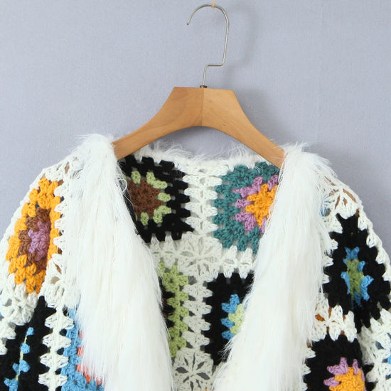 Cardigan lungo boho con frange e patchwork floreale – cardigan crochet con tasselli e texture shaggy dai colori vividi
