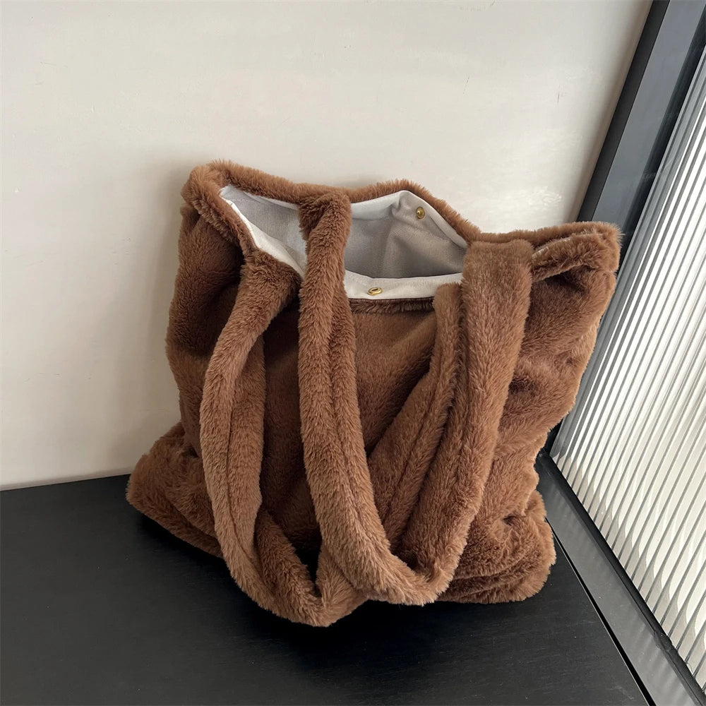 Underarm plush bag in faux fur – borsa inverno Tendenza Fuzzy Tote
