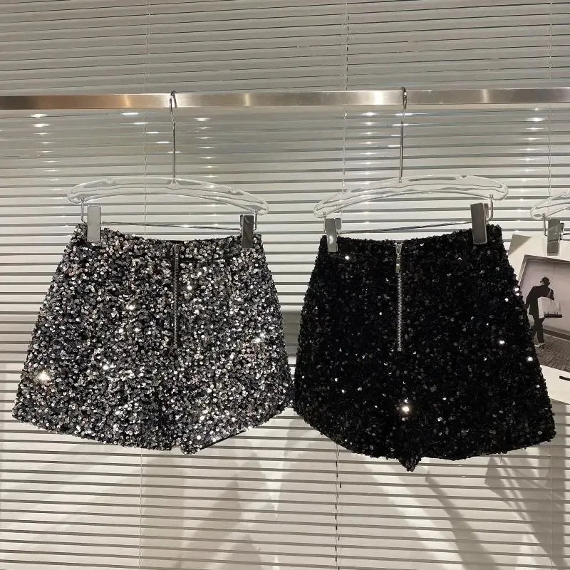 Shorts da donna “Spice Girls” con strass, zip frontale e dettagli suède – look glam estivo 2025