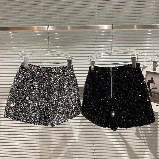 Shorts da donna “Spice Girls” con strass, zip frontale e dettagli suède – look glam estivo 2025