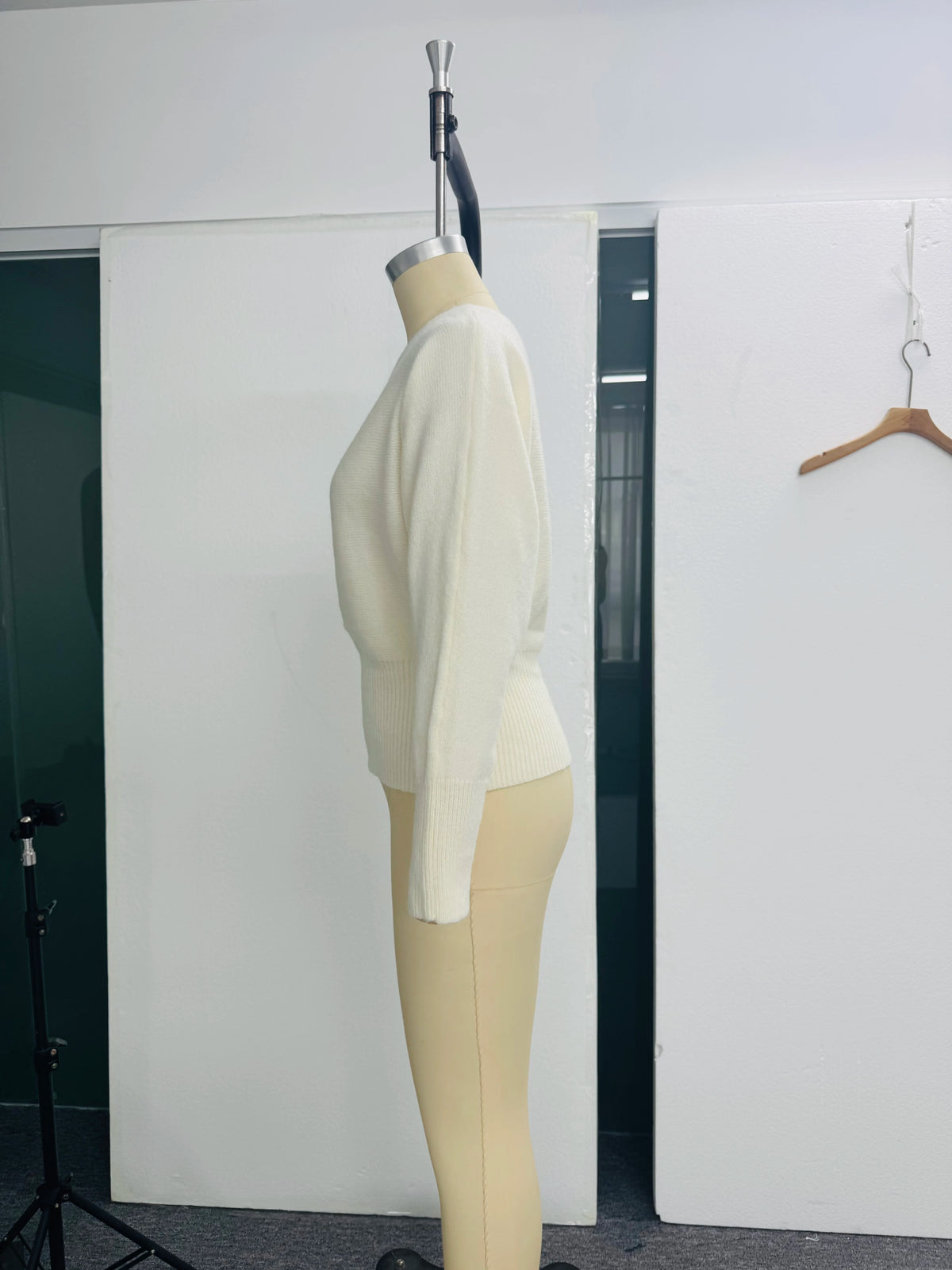 Maglione donna asimmetrico a collo alto e maniche lunghe