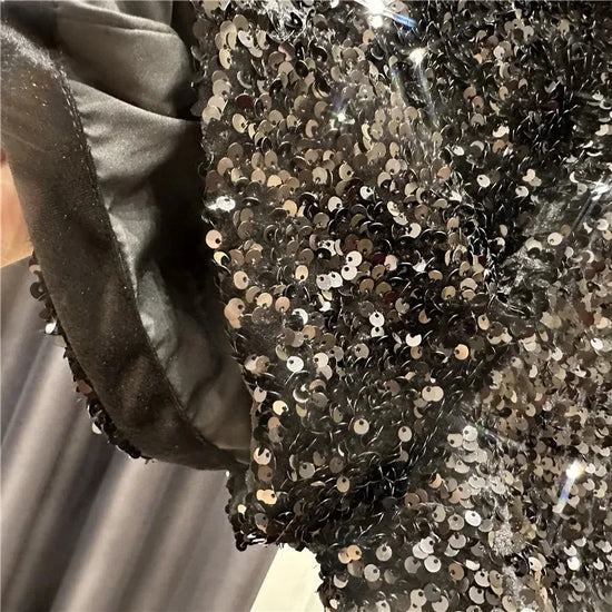 Shorts da donna “Spice Girls” con strass, zip frontale e dettagli suède – look glam estivo 2025