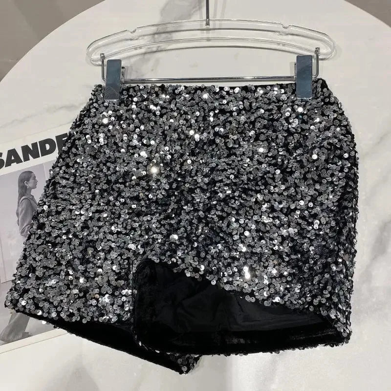 Shorts da donna “Spice Girls” con strass, zip frontale e dettagli suède – look glam estivo 2025