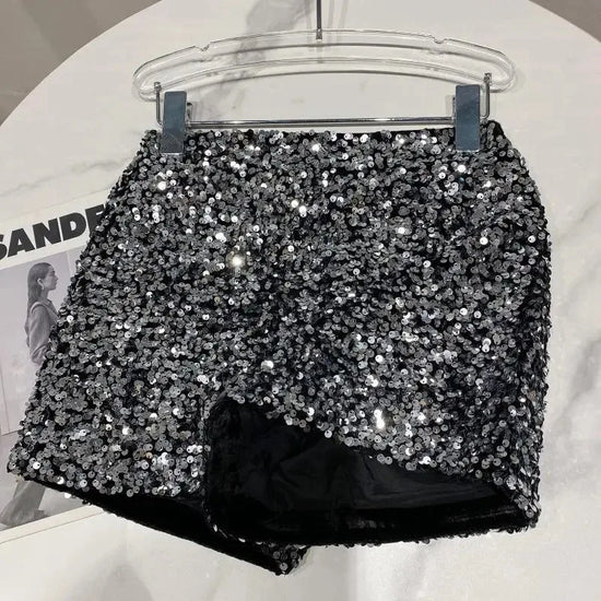 Shorts da donna “Spice Girls” con strass, zip frontale e dettagli suède – look glam estivo 2025