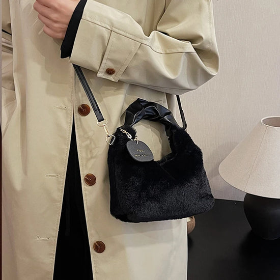 Borsa a mezzaluna in ecopelliccia donna – Hobo half-moon con manico arricciato e tracolla crossbody