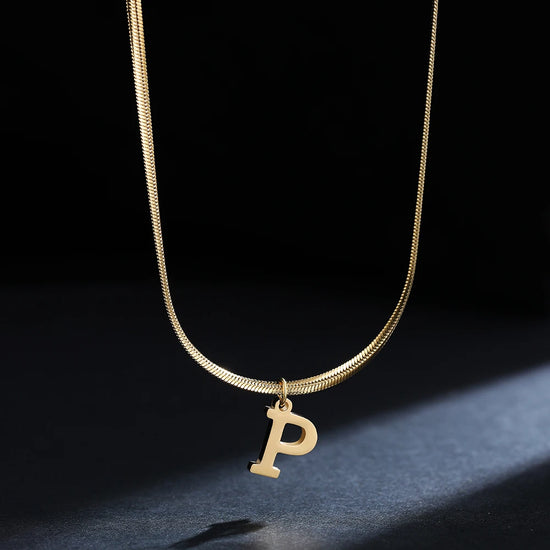 Collana iniziale A–Z in acciaio placcato oro con snake chain – pendente minimal su collare clavicolare