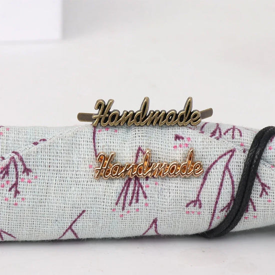 10Pcs Handmade etichette in metallo fatte a mano – Personalizzazione per abbigliamento, scarpe, borse e progetti