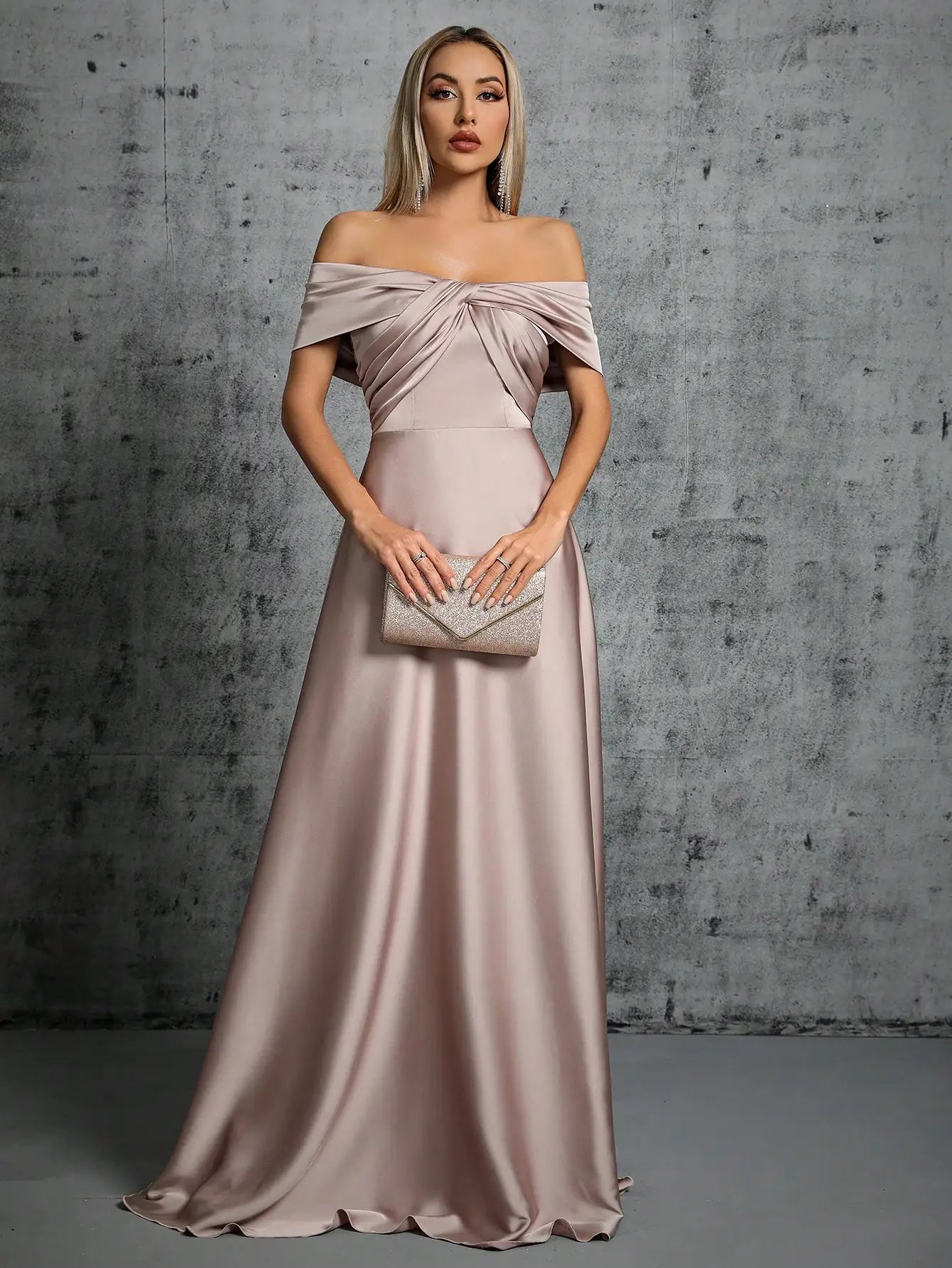 Abito Elegante Lungo in Satin con Plissé – Scollo Irregolare e Look da Cerimonia