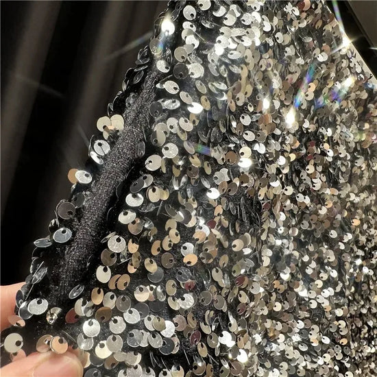 Shorts da donna “Spice Girls” con strass, zip frontale e dettagli suède – look glam estivo 2025