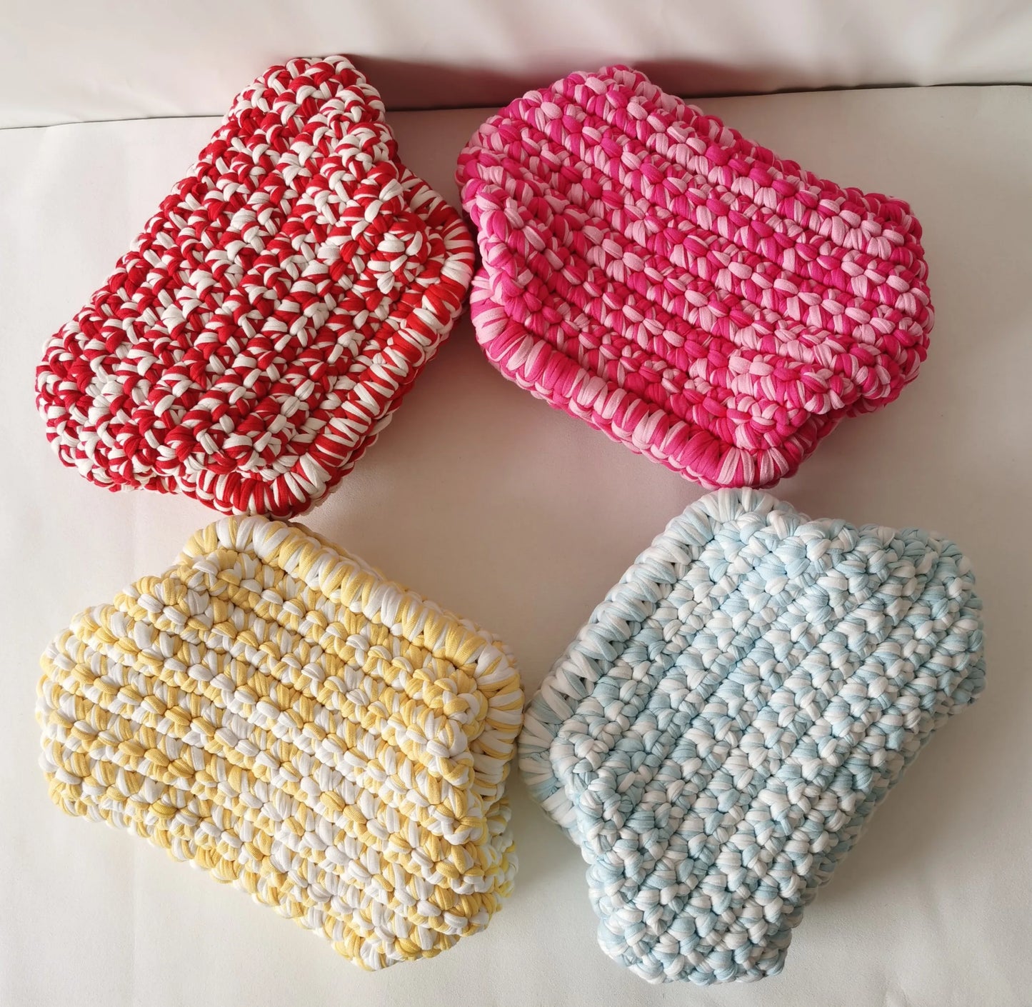 Clutch “Cloud Bag” in Crochet Fatta a Mano – Borsa Donna Soffice e Originale con Stile a Nuvola