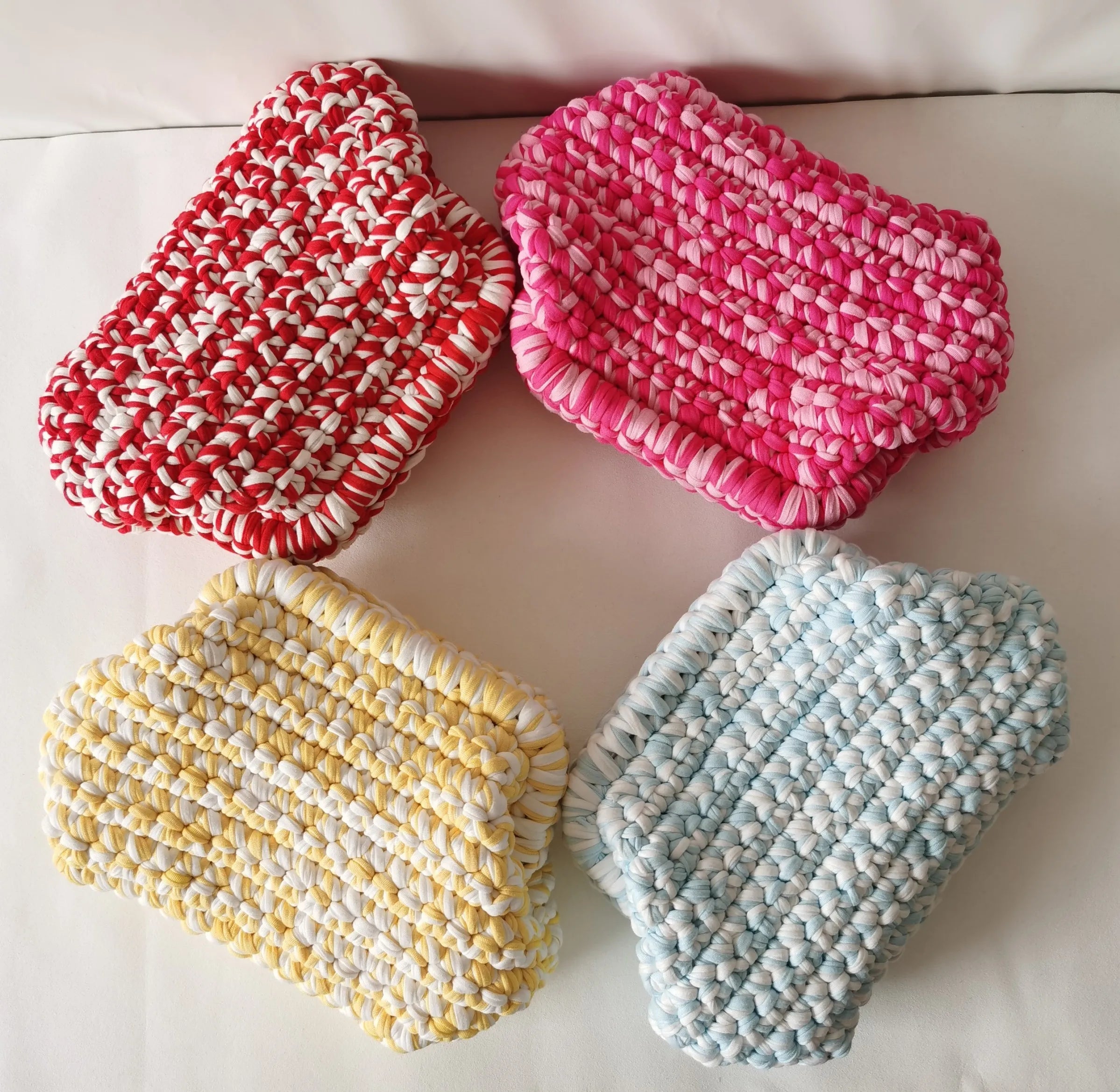 Clutch “Cloud Bag” in Crochet Fatta a Mano – Borsa Donna Soffice e Originale con Stile a Nuvola