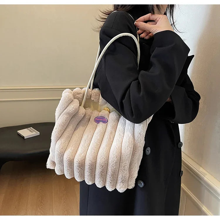Tote bag a righe in peluche – borsa capiente e soffice per inverno 2025