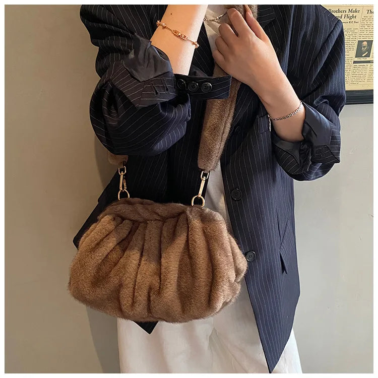 Borsa Crossbody Fluffy Cloud in Ecopelliccia – Clutch Imbottita d’Inverno per Donna, Versatile e Morbida